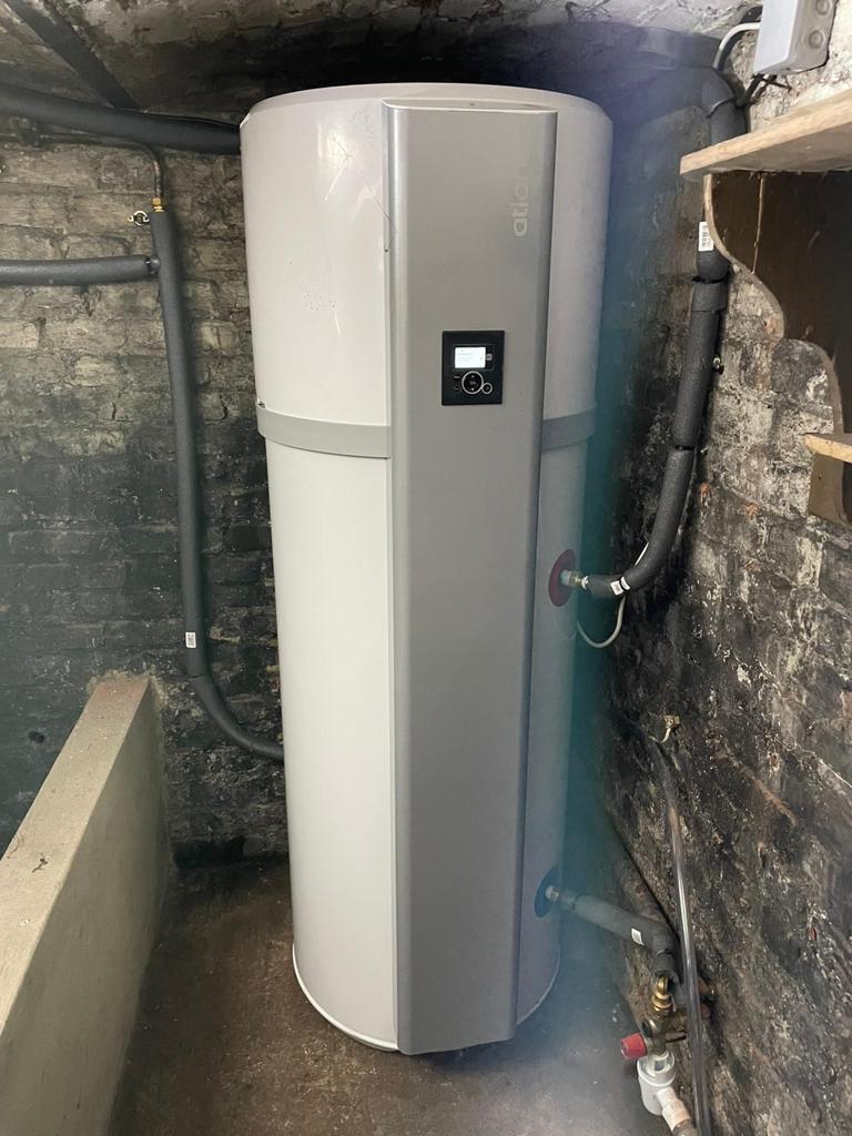 Chauffe-eau thermodynamique installé dans le garage d'une villa à Saint-Aygulf