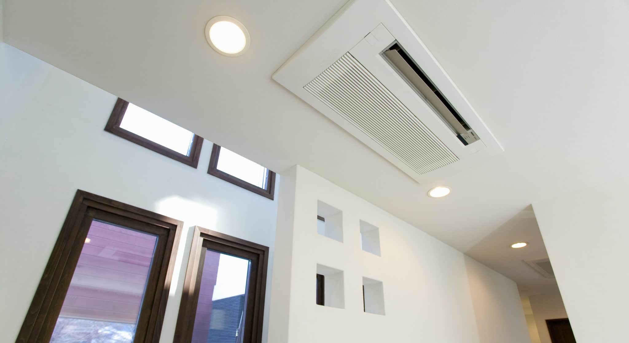 Grille de soufflage d'une climatisation gainable encastrée au plafond d'une villa à Saint-Aygulf