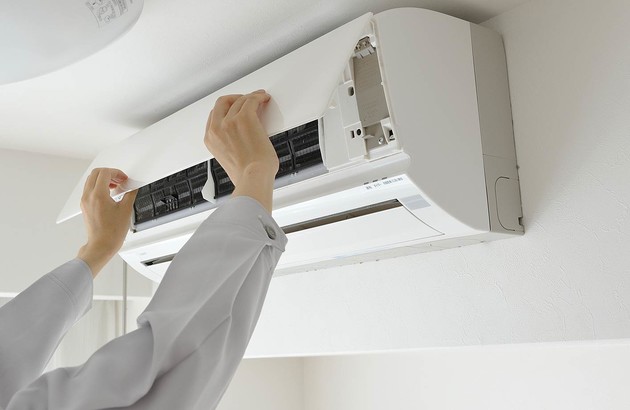 Pose d'une unité intérieure de climatisation multi-split dans une maison à Saint-Aygulf