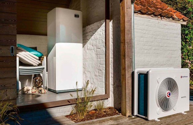 Pompe à chaleur air/eau installée à Saint-Aygulf : unité extérieure et module intérieur dans une villa